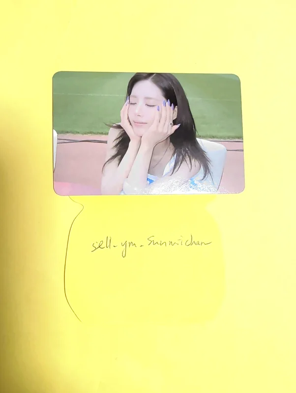 Glow ME POP-UP STORE RANDOM TRADING CARD