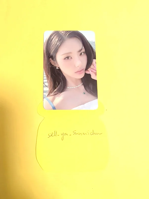 Glow ME POP-UP STORE RANDOM TRADING CARD