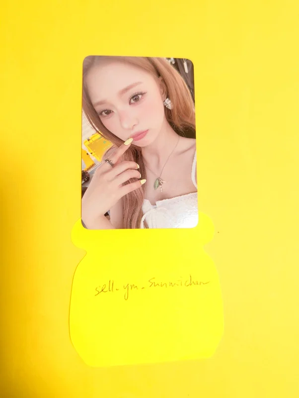 Glow ME POP-UP STORE RANDOM TRADING CARD