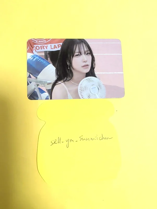Glow ME POP-UP STORE RANDOM TRADING CARD