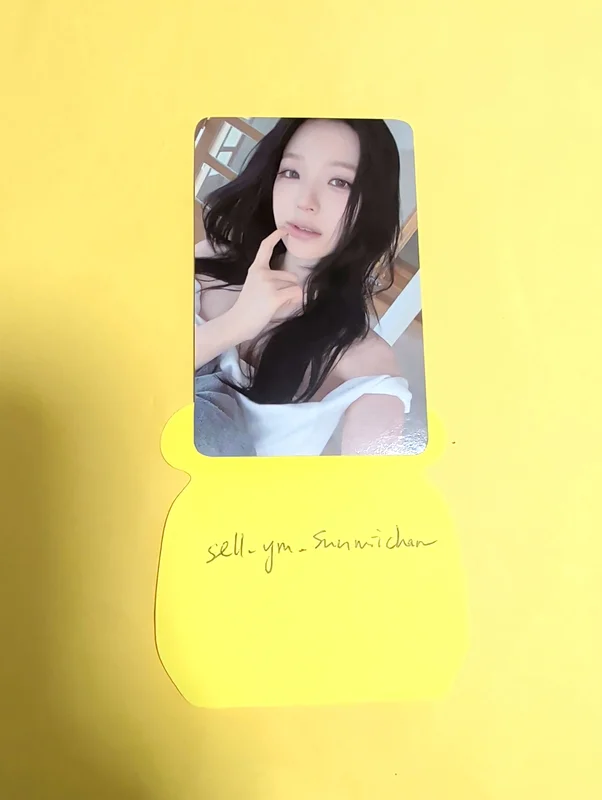 Glow ME POP-UP STORE RANDOM TRADING CARD
