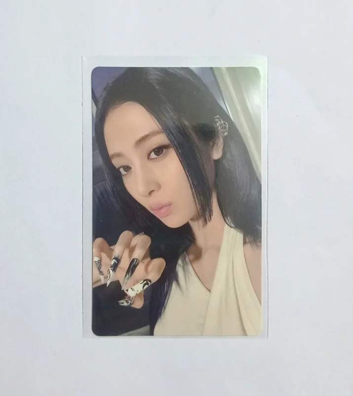 LESSERAFIM HOT WEVERSE
